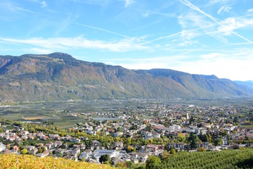 Fototapeta na wymiar Lana bei Meran, das Etschtal in Südtirol