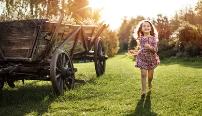 Fototapete Rund Porträt eines kleinen Mädchens auf einem Bauernhof © konradbak