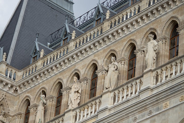 Fototapeta na wymiar Detalhe das estátuas do parlamento austríaco