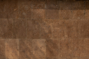 pared de losetas de marmol cafe y dorado