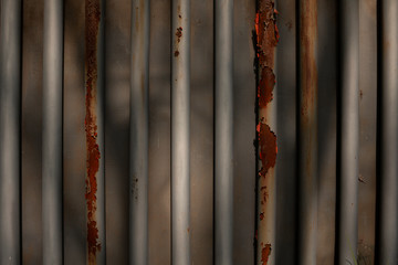 pared barda de tubos metalicos gris oxidados