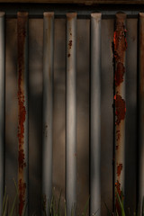 pared cerca barrotes metalicos gris oxidados