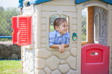 lachendes Kind in einer Spielburg
