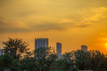 Bangkok: November 26, 2018, in the heart of the city center. Ratchadaphisek Road (Benchakiti Park, Suan Pa Benjakitti). Car of the contact person or exercise. In the evening a lot, Thailand