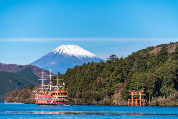 Obraz premium Mountain Fuji and Lake Ashi with Hakone temple and sightseeing boat in autumn