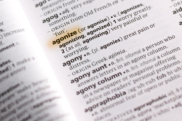 Obraz premium The word or phrase Agonize in a dictionary.