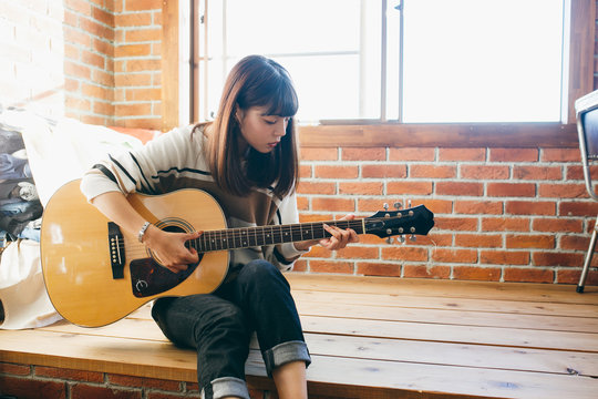 ギターを弾く女性