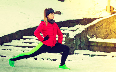 Obraz premium Woman wearing sportswear exercising outside during winter