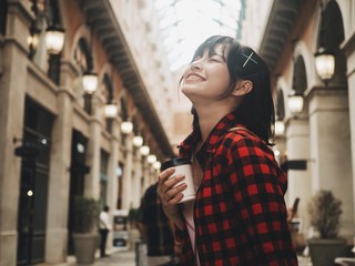 Obraz premium portrait of young woman in the city