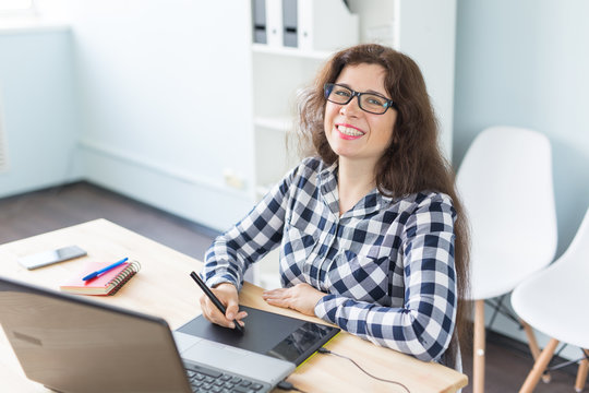 Business, web design and graphic art concept - Beautiful smiling woman in glasses using mouse pan sketch device