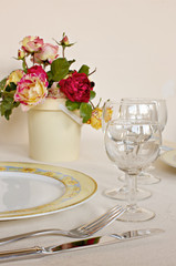 eingedeckter Tisch mit  Blumendekoration
