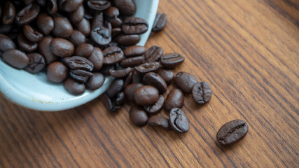 陶器からこぼれた珈琲豆