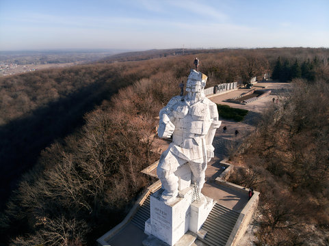  Monument to Artyom (Svyatogorsk)