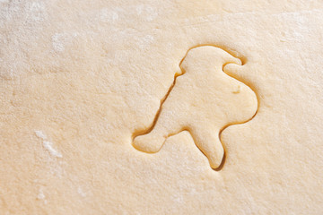 Plätzchen ausstechen in Form eines Weihnachtsmannes