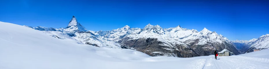 Fotobehang Prachtig panoramisch uitzicht op de Matterhorn-berg in de winter, Zwitserland. © sahachat