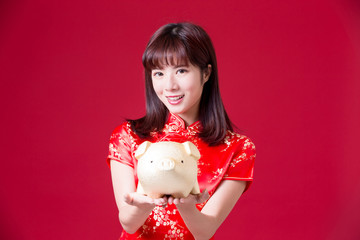 Fototapeta na wymiar chinese woman show piggy bank