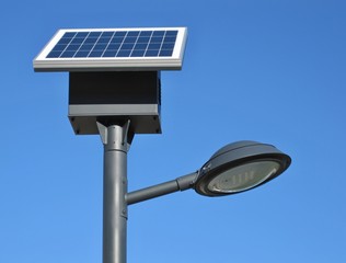 Mit Solarenergie betriebene Strassenlaterne