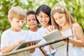 Multikulturelle Gruppe Kinder im Computerkurs