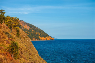 Fototapeta na wymiar Autumn at Lake Baikal, a cliff