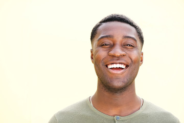 Obraz premium horizontal portrait of laughing african american man against green background