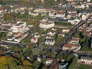 Fototapeta na wymiar vue aérienne de la ville de Juziers dans les Yvelines en France