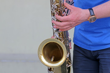 The guy plays the saxophone street