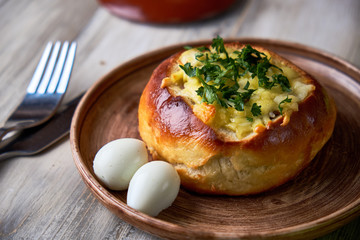 Bread bowls stuffed with mushrooms, chicken meat, cheese and bolognese sauce for lunch. Julienne in a bun, creative burger idea