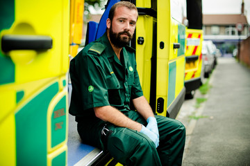 Paramedics at work with an ambulance © Rawpixel.com