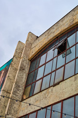 Obraz premium bitonic old and slightly dilapidated building overlooking the