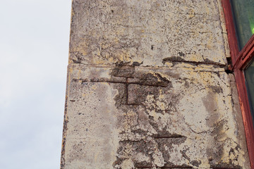 a crack in the concrete wall of the building