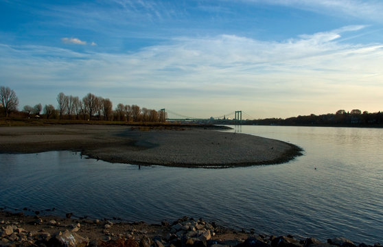 Niedrigwasser am Rheinufer bei Köln