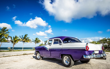 Blau weißer amerikanischer Oldtimer parkt am Strand auf dem Malecon in Havana Cuba - Serie Cuba Reportage - 235880107
