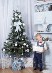 Obraz na płótnie Canvas Adorable child holding a gift box