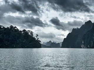 Tropikalny krajobraz, Cheow Lan Lake, Khao Sok, Tajlandia