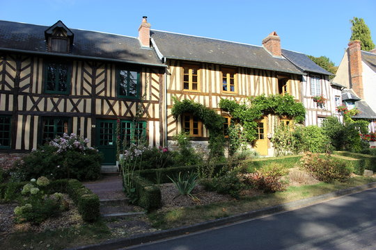 Fa&ccedil;ades de maisons &agrave; colombage (Le Bec-Hellouin, Normandie)