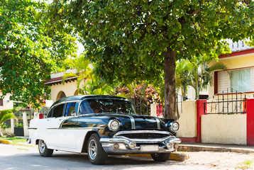 Amerikanischer schwarz weißer Oldtimer parkt in Varadero Cuba - Serie Cuba Reportage