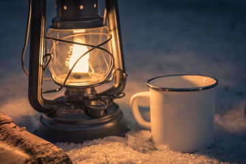 Petroleum Lampe - Laterne - mit Tasse und Schnee (warmes Licht, romantisch, winter)