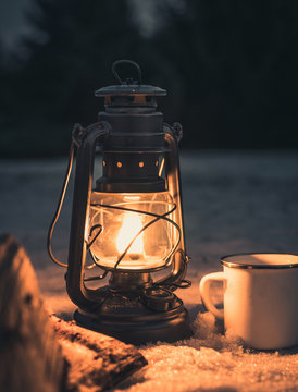 Petroleum Lampe - Laterne - mit Tasse und Schnee (warmes Licht, romantisch, winter)