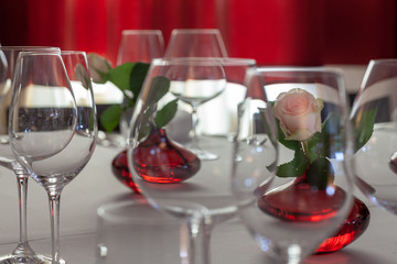 Tischdekoration mit Gläser und Blumen