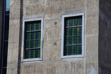 Fototapeta na wymiar Sprossenfenster in altem Getreidesilo an der Waterfront in Kapstadt in Südafrika 