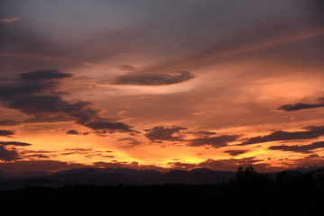 Fototapeta premium Piękny wieczór Sunset Mountain Tropikalne kraje Azja