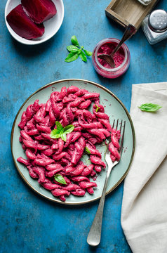 Pasta with beetroot pesto