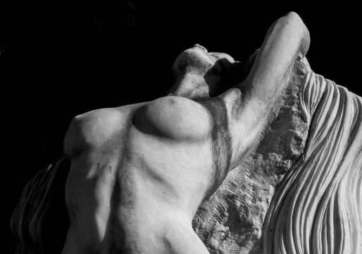 femme statue lascive