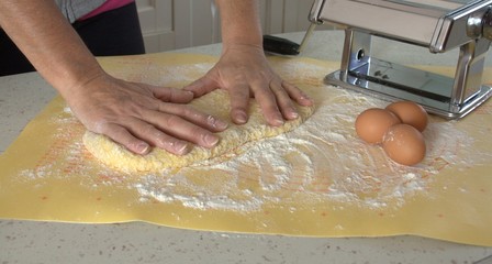étaler la pâte,pour faire des pâtes artisanales