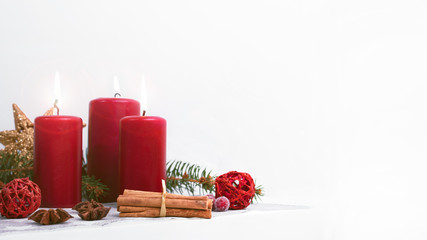 Zimtstangen, Kerzen und Strohstern