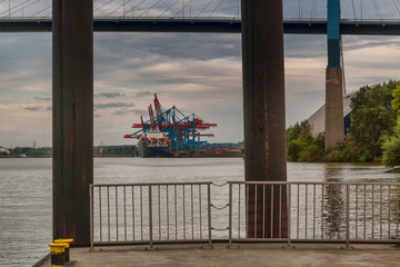 Sicht vom Fähranleger auf ein Containerschiff