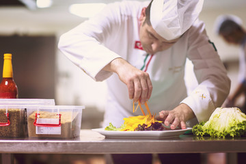 Obraz na płótnie Canvas chef serving vegetable salad