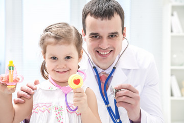 Obraz na płótnie Canvas girl with pediatric doctor