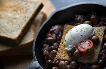 Poached egg on toast with mushrooms 