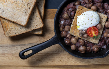 Poached egg on toast with mushrooms 
